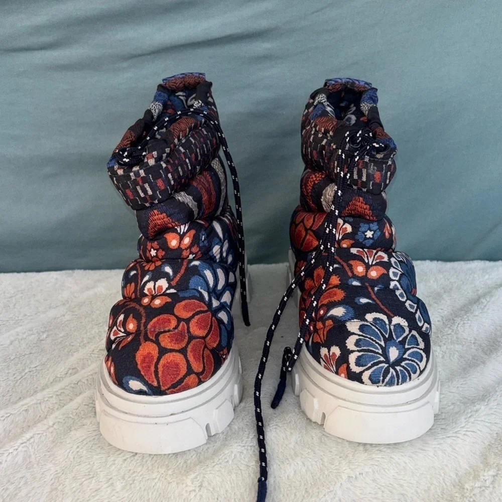 EUC FARM RIO Lug Sole Puffer Booties Pineapple Flower Women Quilted 6.5 Orange